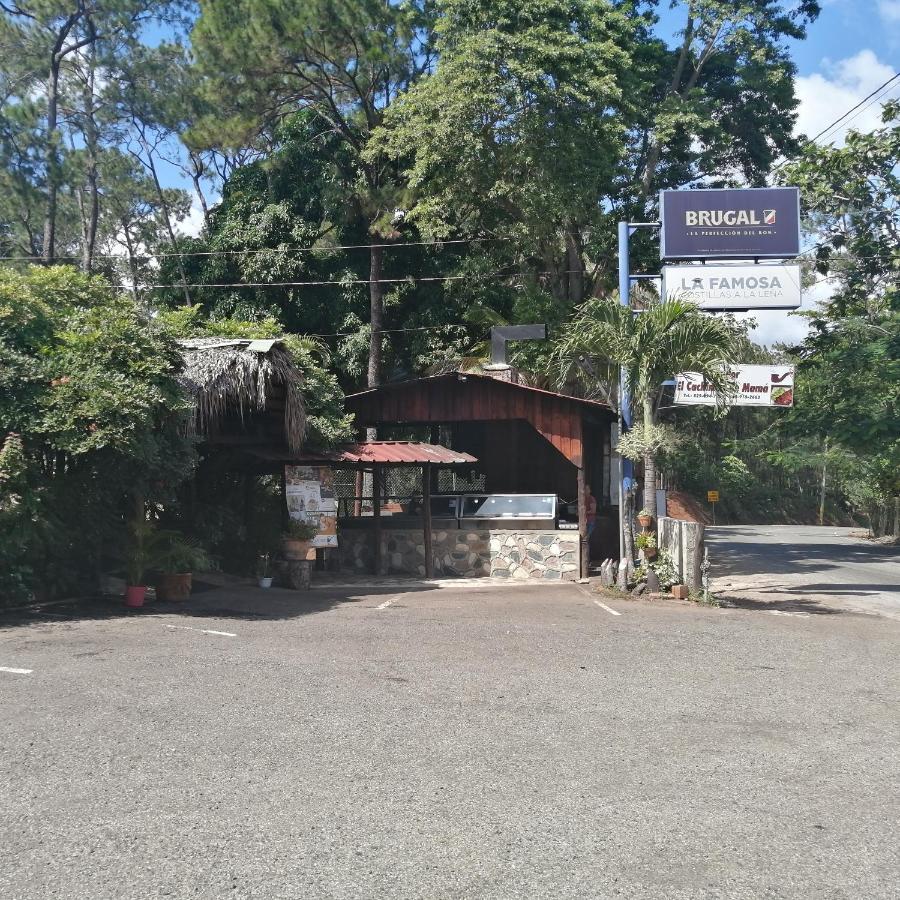 La Famosa Costillas A La Lena Jarabacoa Bagian luar foto